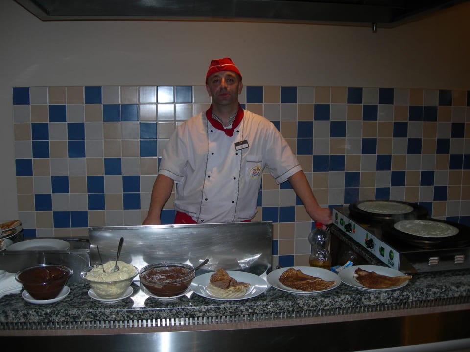 Der freundliche (und gute!) Koch im Hotel Hotel Sineva Beach