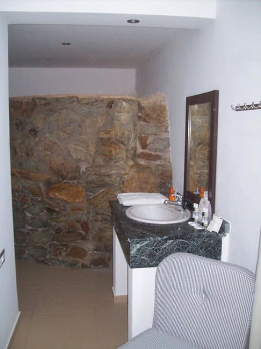 Offenes Bad mit Natursteinwand Seaside A Lifestyle Resort