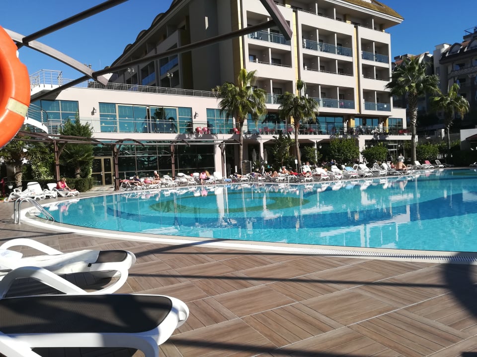 Blick von der Liege am Pool  Aydinbey Kings Palace & Spa