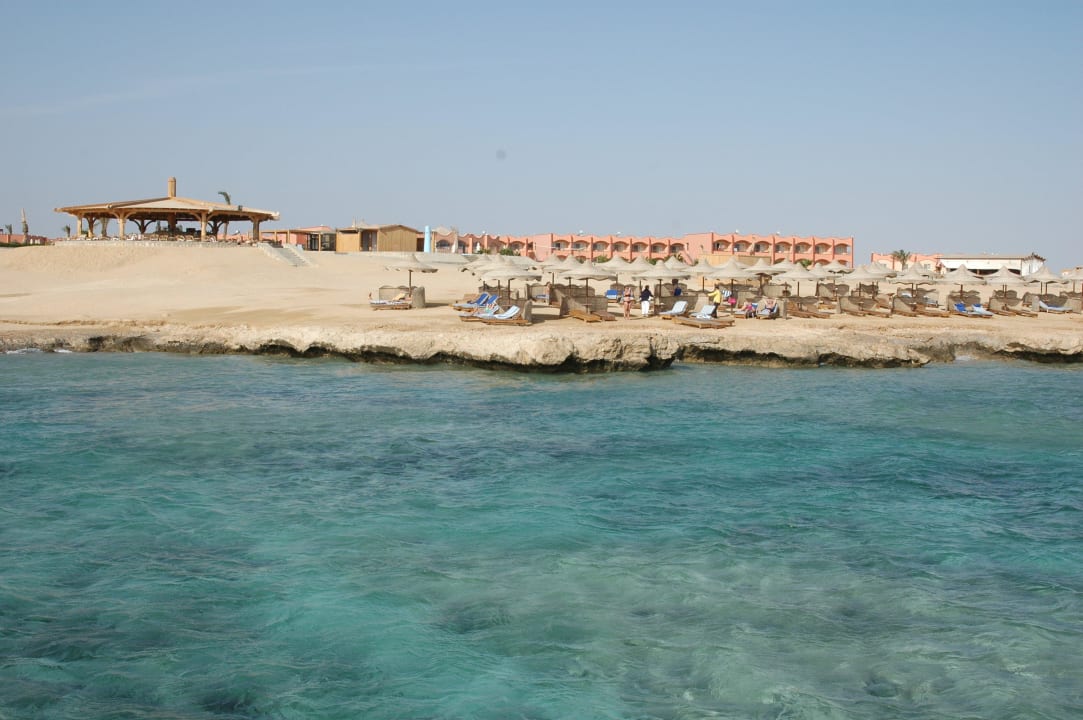 Blick vom Steg aus zum Strand & Hotel Three Corners Happy Life Beach Resort