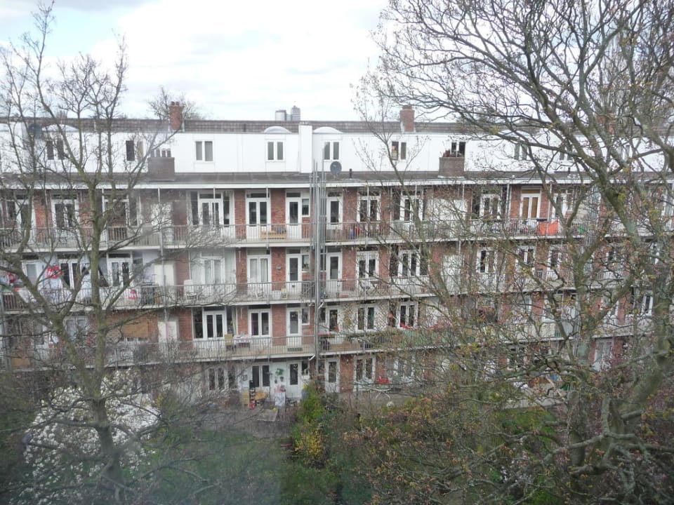 Ausblick auf Gärten und Nachbarhaus Hotel Victorie