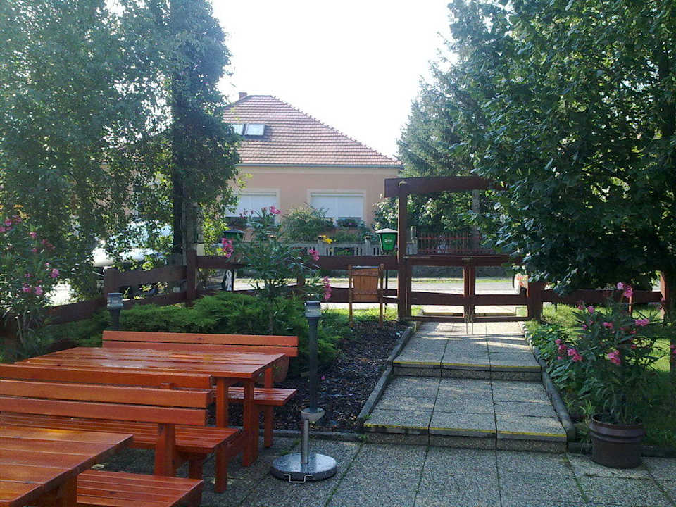 Eingang zur Pension Nyerges Gasthof