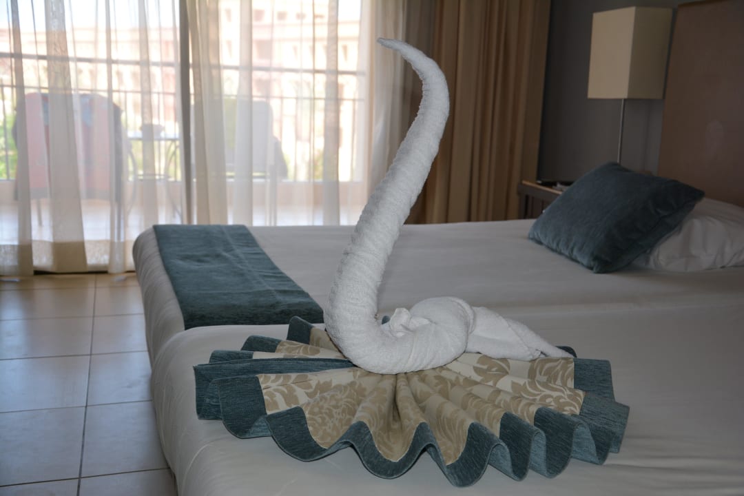 Täglich wurden solche Kunststücke auf dem Bett hin JAZ Aquamarine Resort