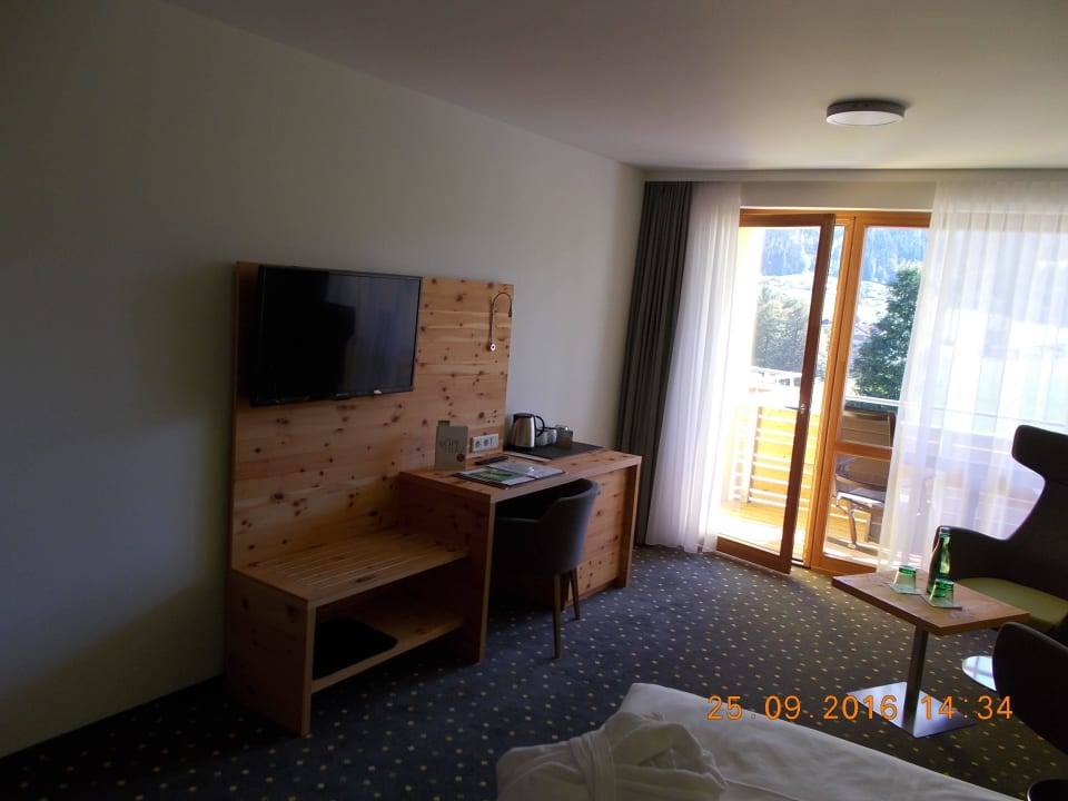 Schreibtisch mit TV DAS SIEBEN  - Adults Only (16+)