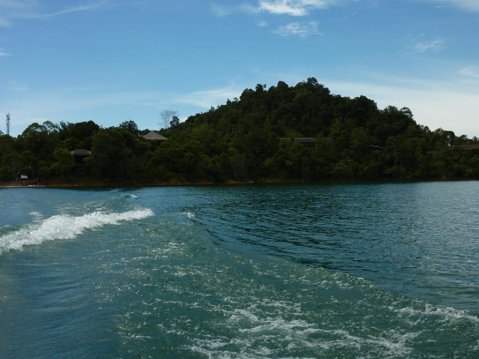 Blick vom Stausee auf´s Hotel Aiman Batang Ai Resort & Retreat