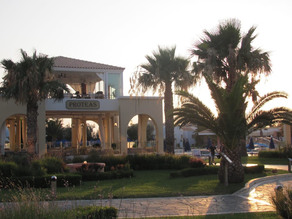 Top Restaurant auf dem Dach und super Bar darunter Neptune Luxury Resort