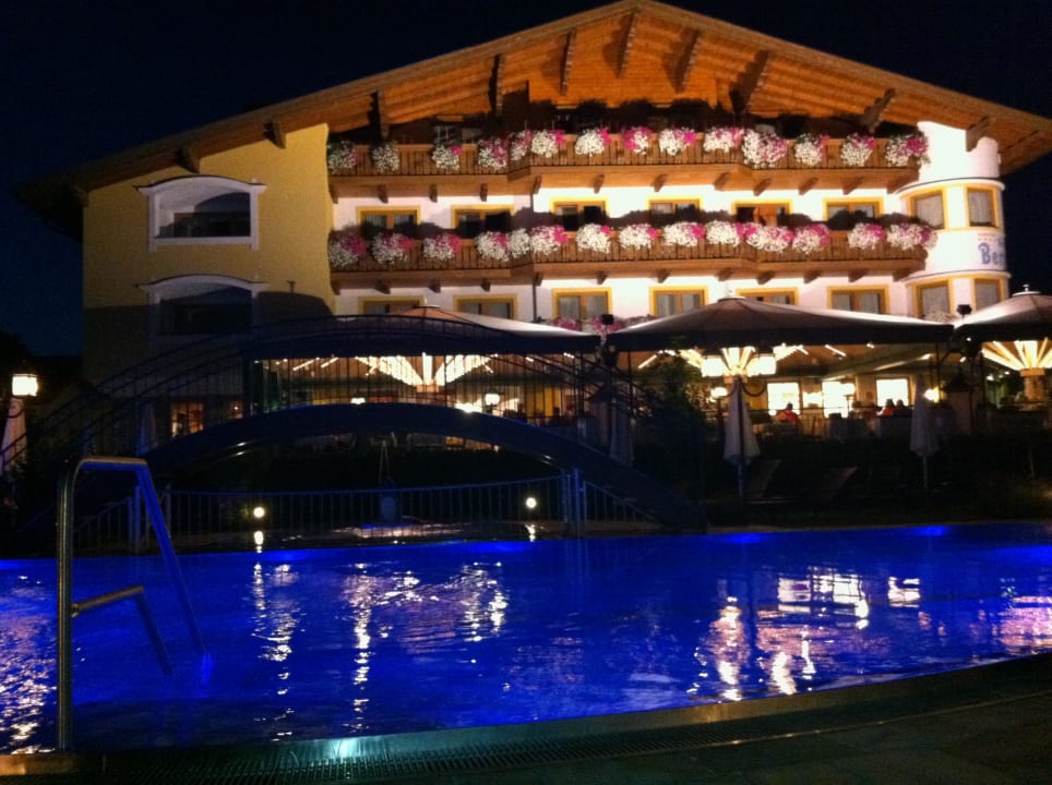 Pool und Hotelgebäude Hotel Berghof | St. Johann in Salzburg