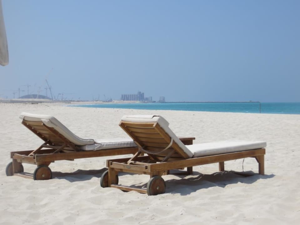 Feinster Sand & viel Arbeit im Hintergrund The St. Regis Saadiyat Island Resort, Abu Dhabi