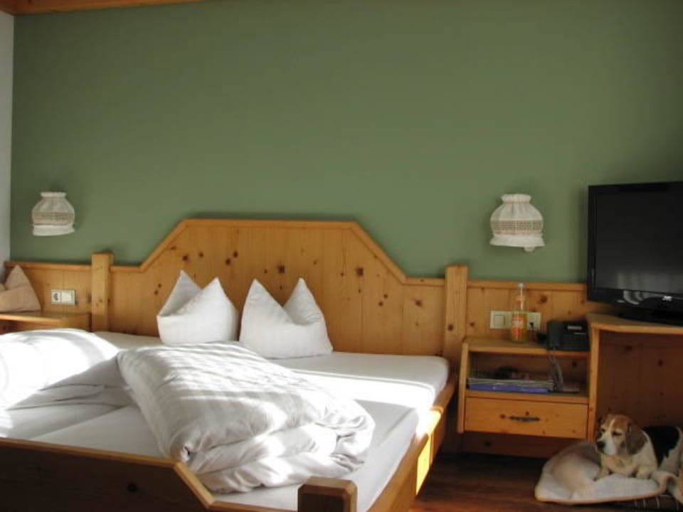 Schönes Bett, sauber geplegt, großer Fernseher Hotel Alpenfriede
