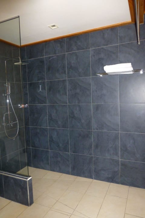 Dusche Vilamendhoo Island Resort & Spa