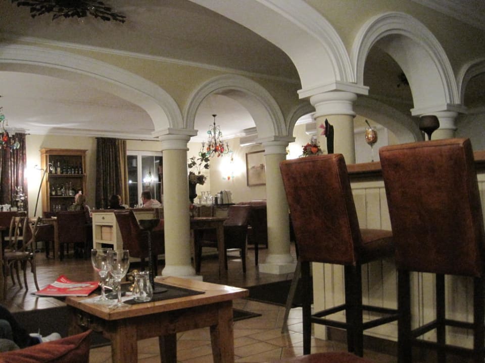 Blick von der Bar ins Restaurant Hotel Ampervilla