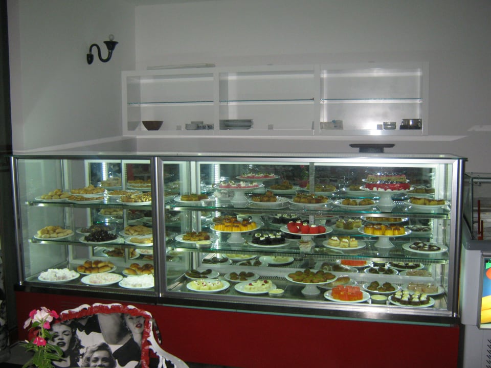 Кафетерий с тортиками Hotel Alara Kum