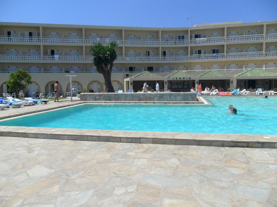 Einer der 5 Pools Mitsis Messonghi Beach Hotel