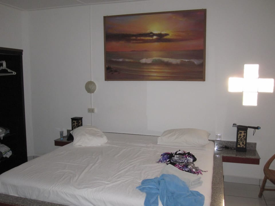 STEINHARTE Matratze aber MIT Nachttischchen ^^ Hotel Lanta Island Resort