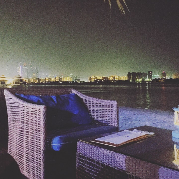 Abends im Beach Club Anantara The Palm Dubai Resort