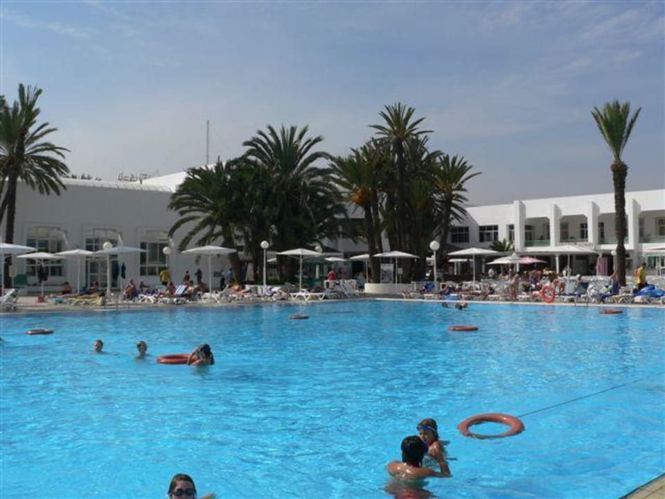 Blick über Pool in Richtung Haupthaus El Mouradi Club Kantaoui