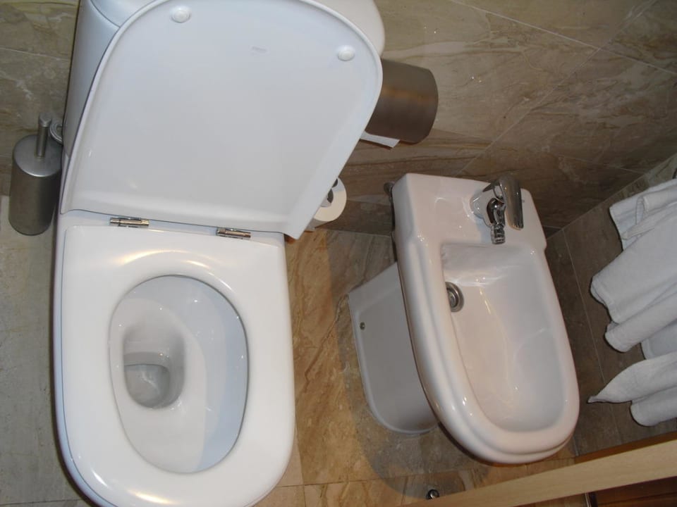 WC im Badezimmer H10 Marina Barcelona