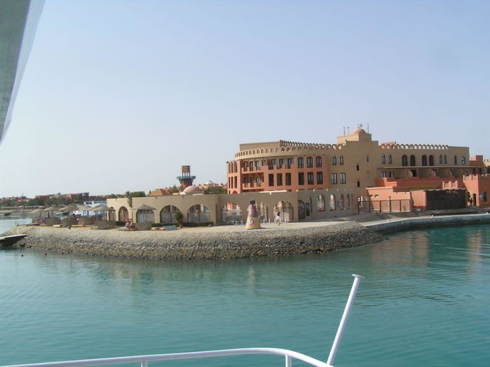 Hotelansicht von der Hafenausfahrt Hotel Three Corners Ocean View prestige - Adults only