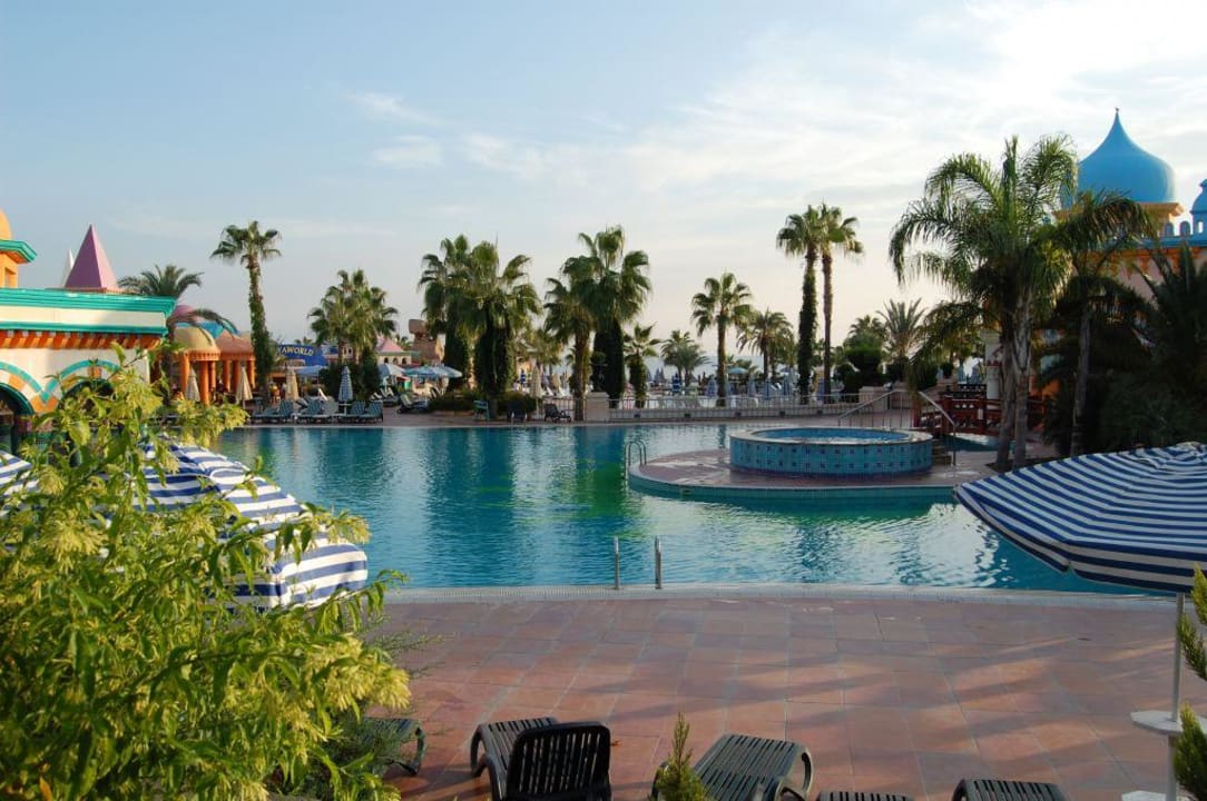 Pool an der Poolbar Kamelya Aishen Club