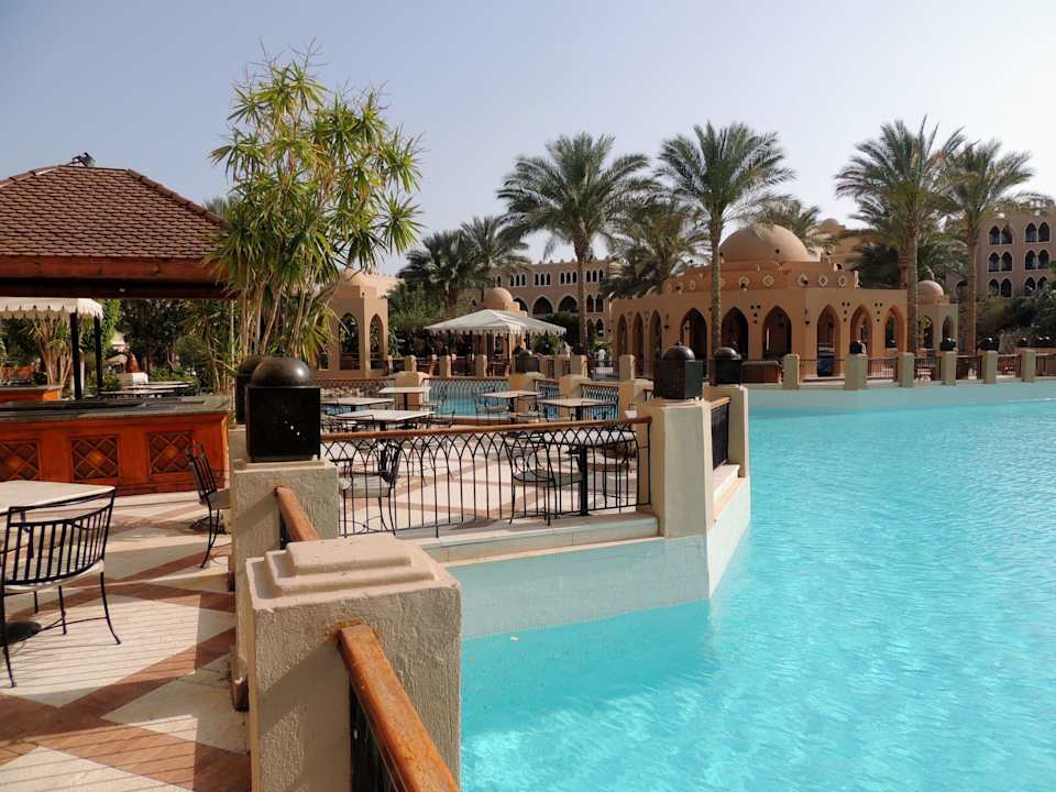 Vorne ein Restaurant, hinten die Poolbar Makadi Palace