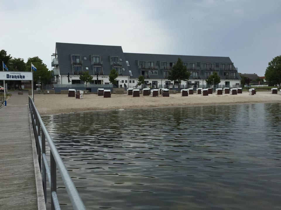Hotel vom Steg aus Strandhotel Dranske