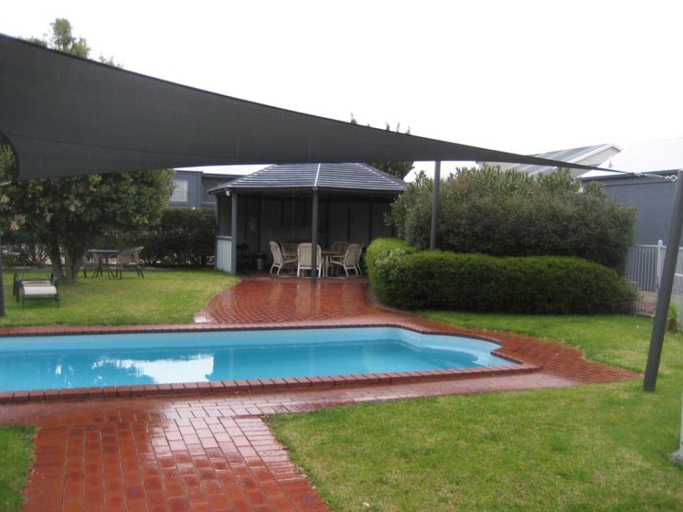 Gartenanlage im Regen Bellevue Motor Inn