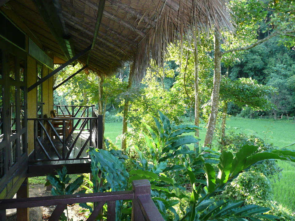 Blick nach links zum Nachbarn Hotel Hmong Hilltribe Lodge