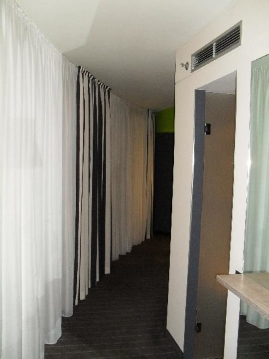 Zimmer mit Blick auf die Badezimmertür Mövenpick Hotel Stuttgart Airport