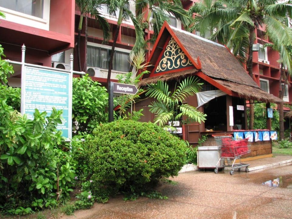 Schwimmingpool. Basaya Beach Hotel & Resort