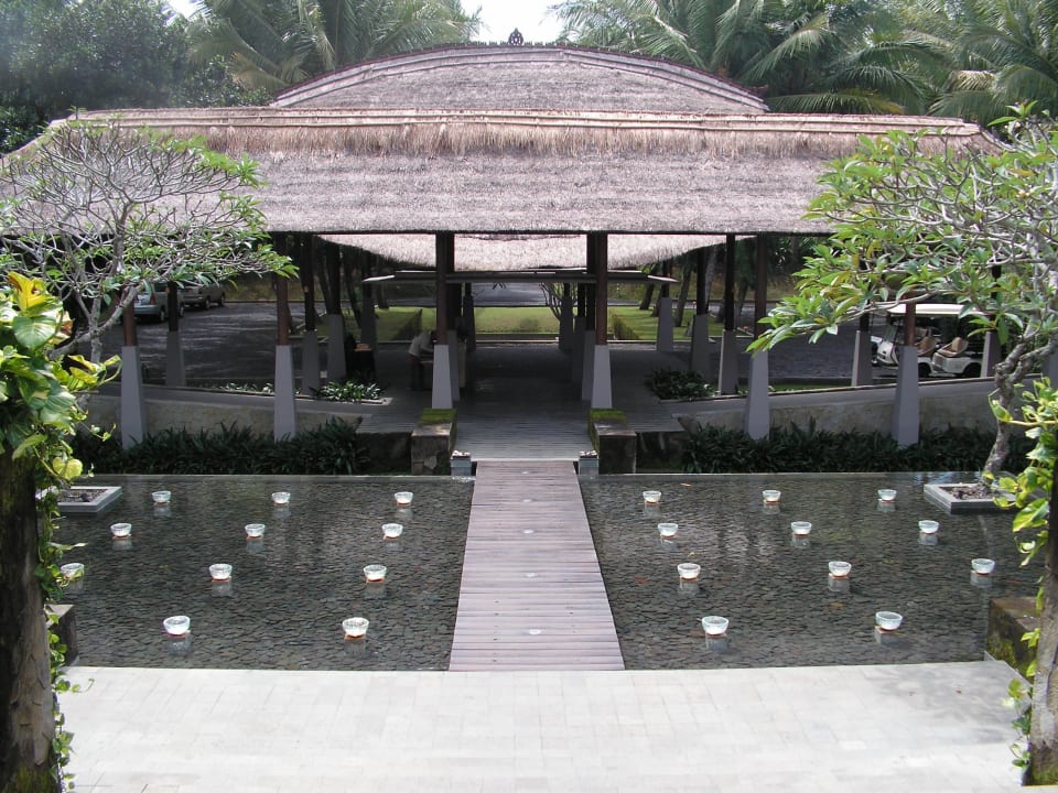 Blick vom Empfang zur Einfahrt Maya Ubud Resort & Spa Bali