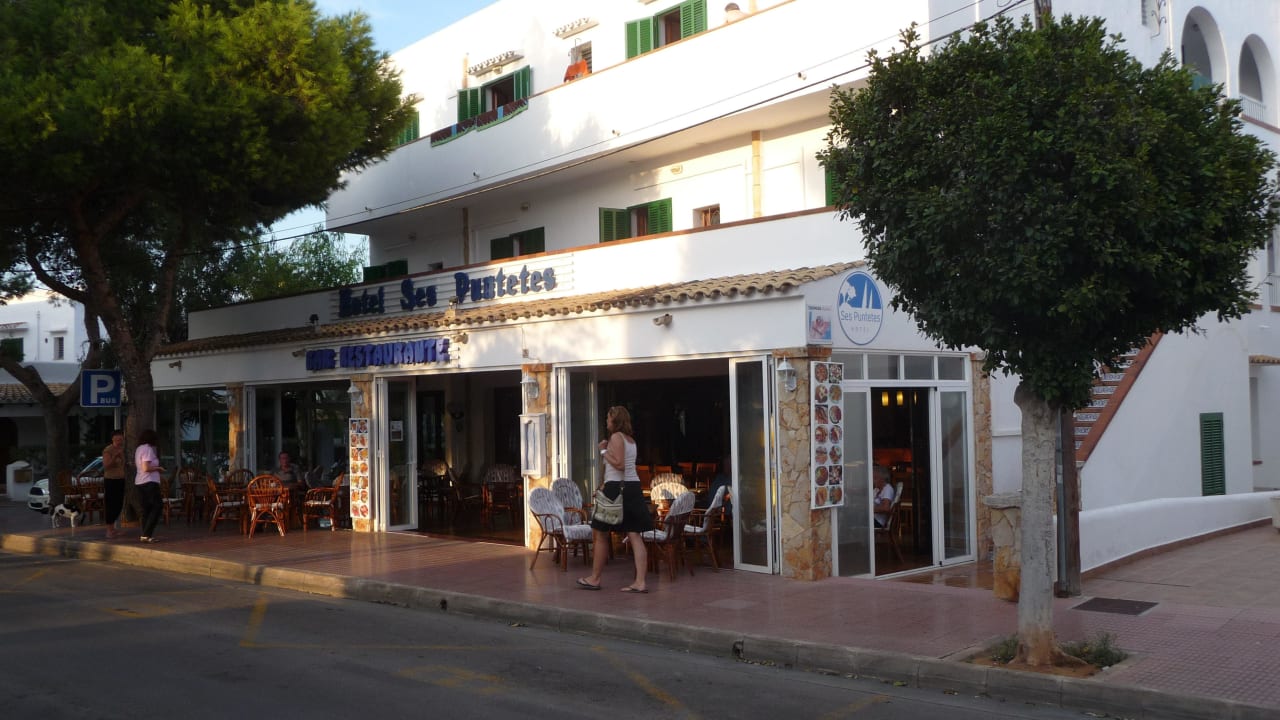 Hier sitzt man abends sehr schön Hotel Ses Puntetes