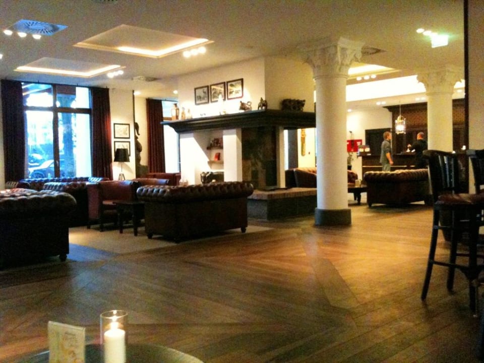 Blick in Bar- und Lobby Park-Hotel Hagenbeck