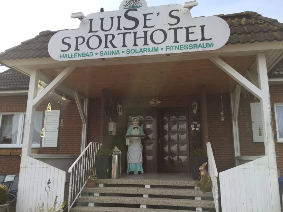 Vor dem Hotel Tom's Hus