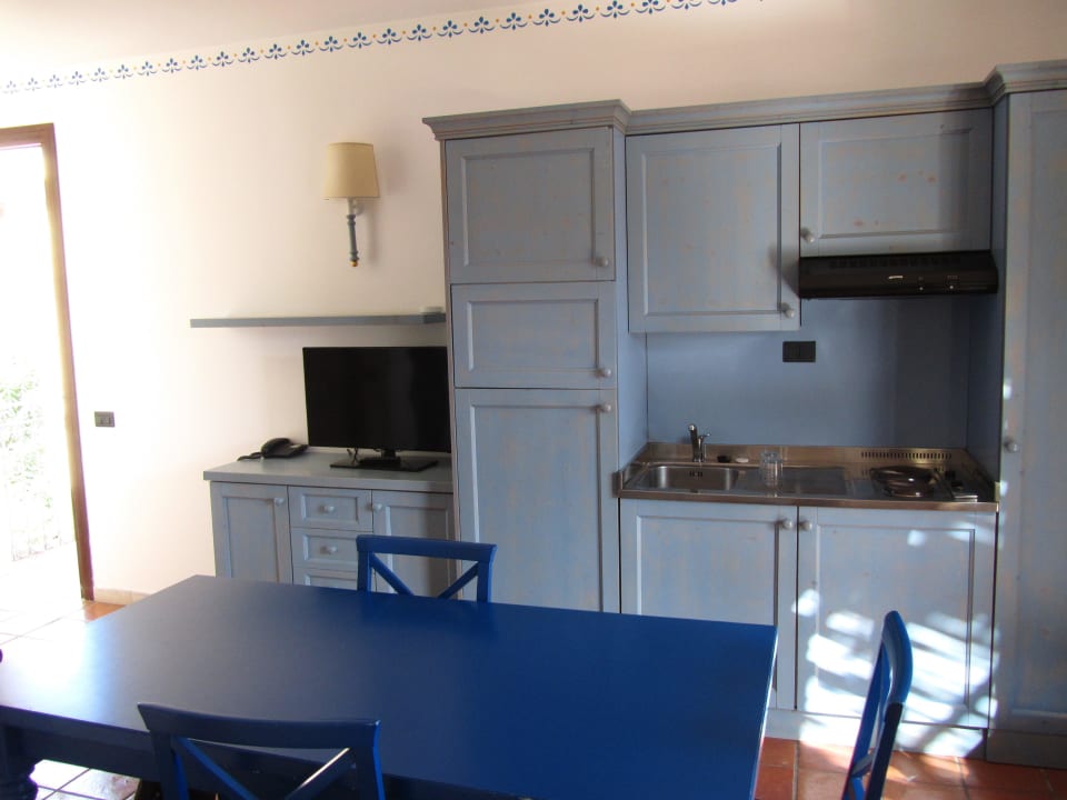 Küchenzeile und Esstisch Villaggio Cala Mancina
