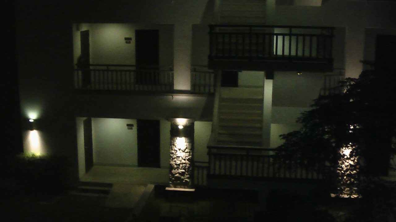 Nachbarhotel bei Nacht  Peace Laguna Resort and Spa