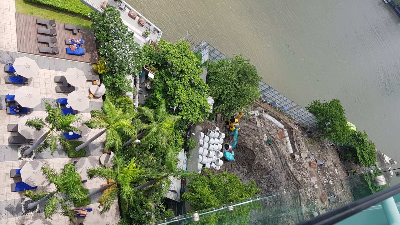 Liegeterrasse mit Baustelle  Chatrium Hotel Riverside Bangkok