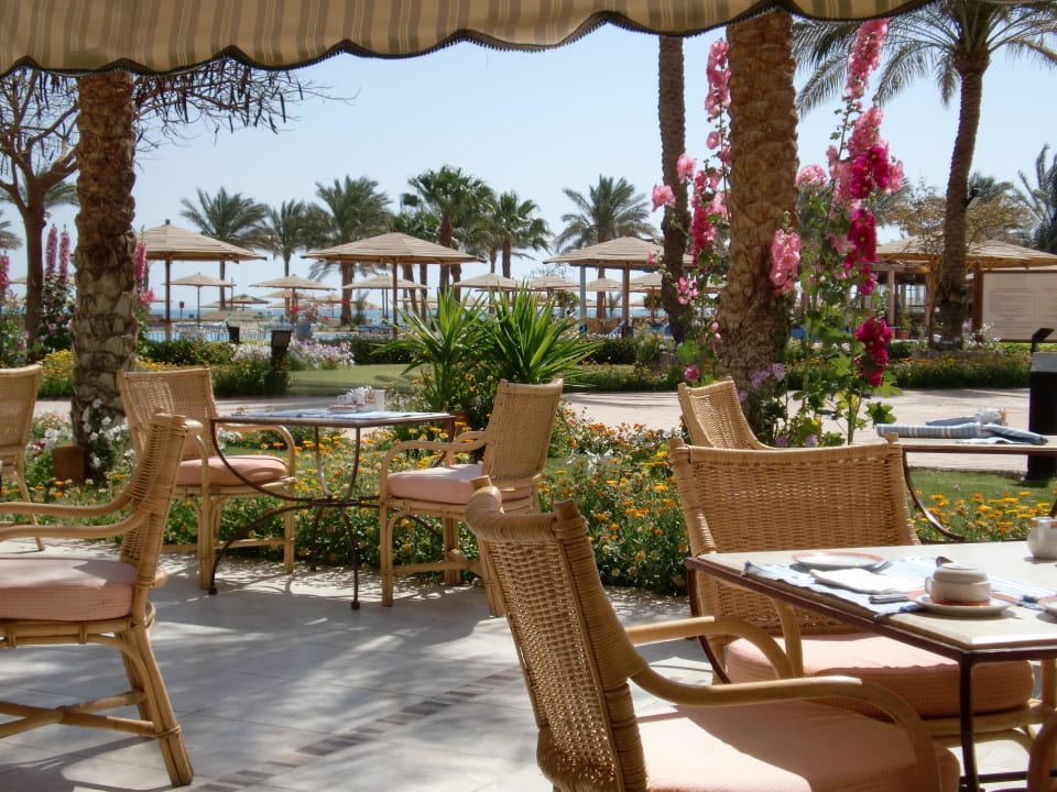Frühstück mit Blick auf Pool und dahinter Strand Continental Hotel Hurghada