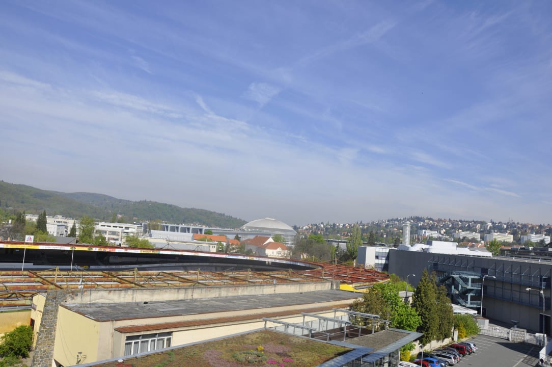 Blick vom Hotelzimmer zur Radrennbahn und Stadt Quality Hotel Brno Exhibition Centre