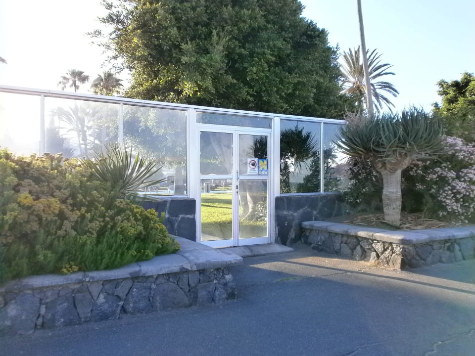 Ausgang zur Strandpromenade Sahara Beach Club