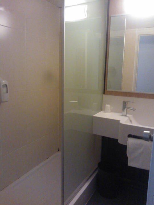 Dusche und Waschbecken (Badezimmer) B&B Hotel Orly Rungis Aéroport