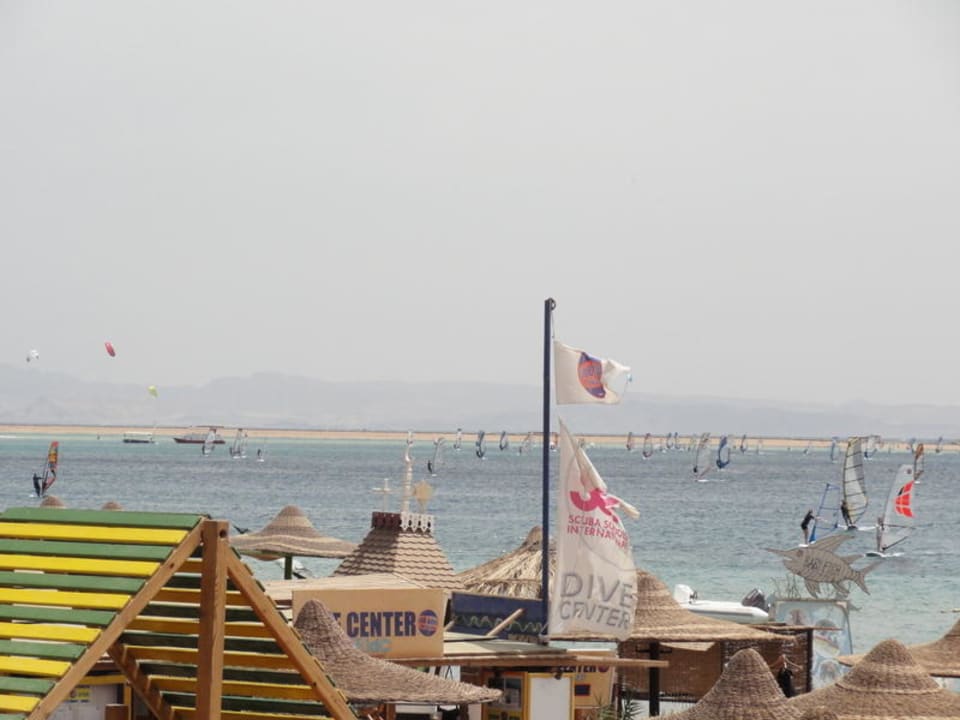 Surfer und Kiter am Strand etwas weiter hinten JAZ Dahabeya