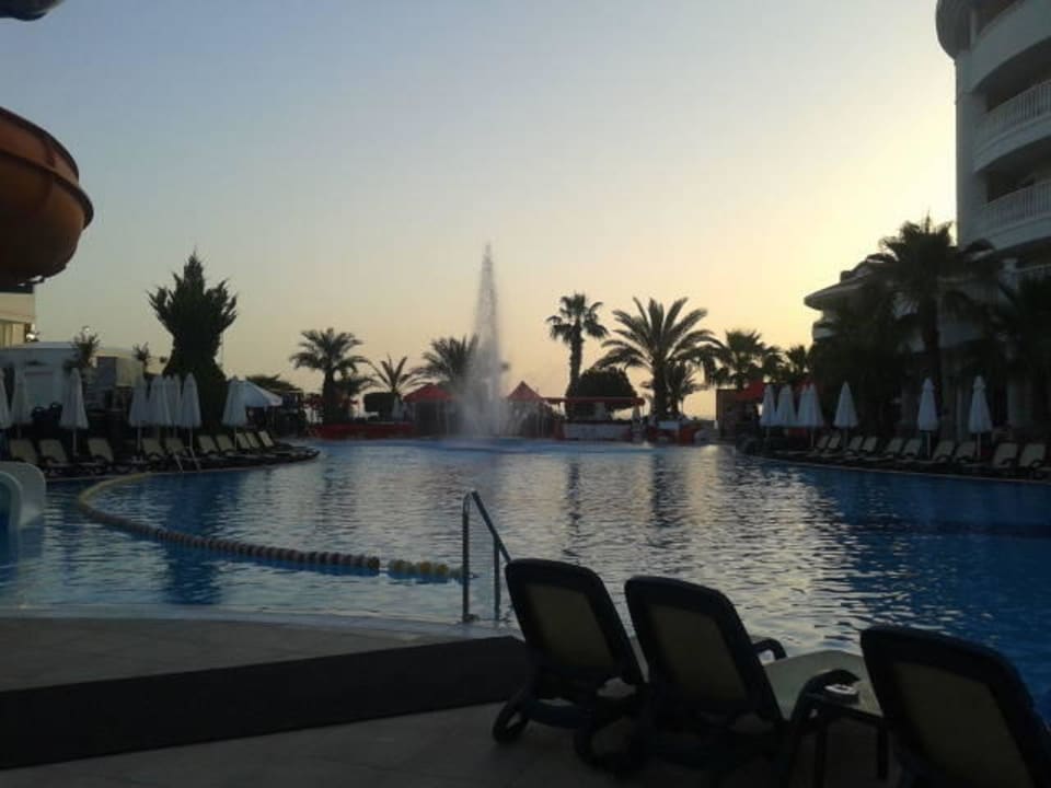 Pool bei Sonnenuntergang Alba Queen Hotel