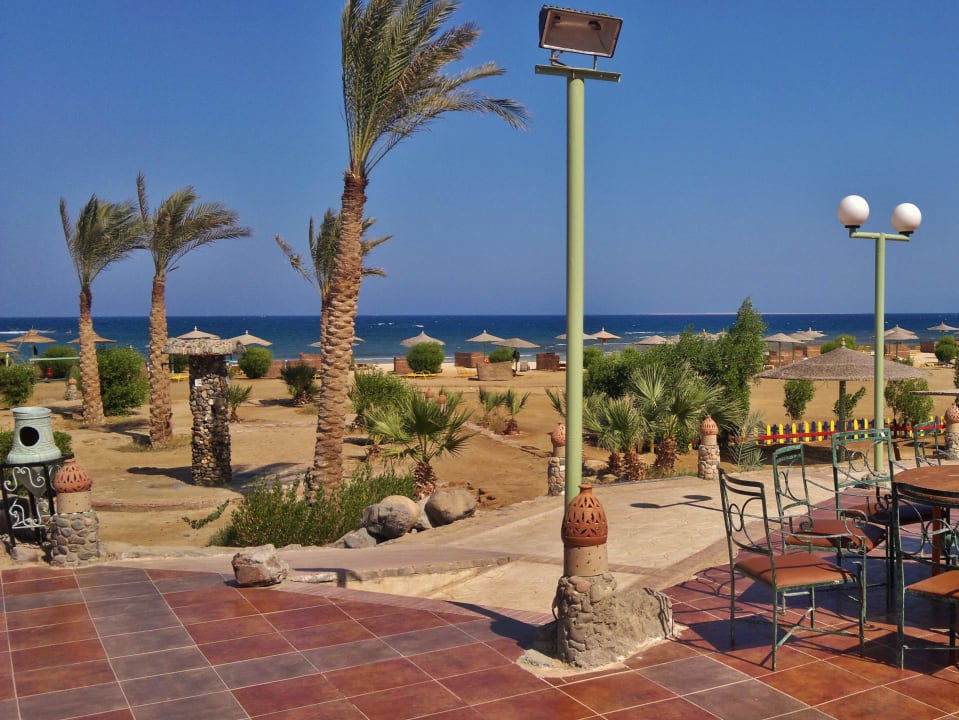 Davanti al ristorante Shams Alam Beach Resort