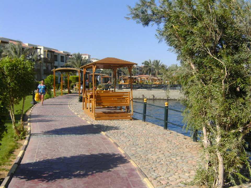 Fußweg durch Gartenanlage Pickalbatros Dana Beach Resort - Hurghada