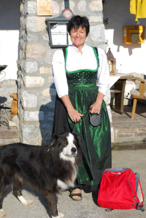 Chefin Heidi und Gasthund Highlander Berghotel Arthurhaus