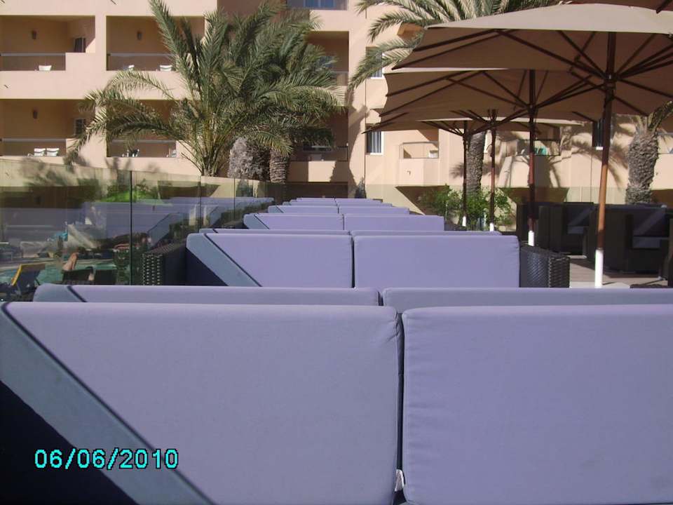 Sitzgelegenheiten bei der Poolanlage Hotel Rosa Beach