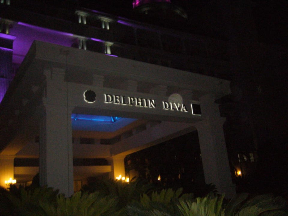 Eingang zum Hotel by night Hotel Delphin Diva