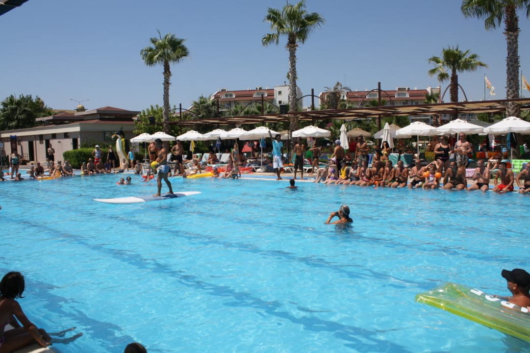 Poolspiele Hane Family Resort