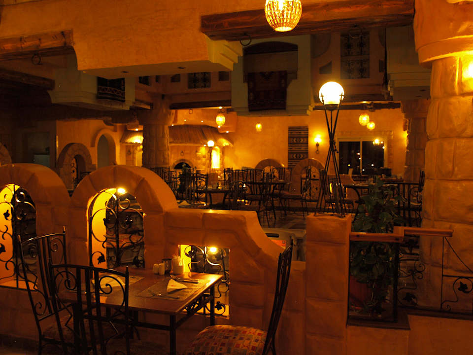 Restauracja główna wieczorem Pickalbatros Alf Leila Wa Leila Resort - Neverland Hurghada