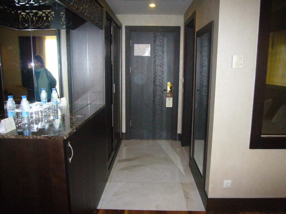 Eingang ins Zimmer & Minibar  Horus Paradise Luxury Resort & Club